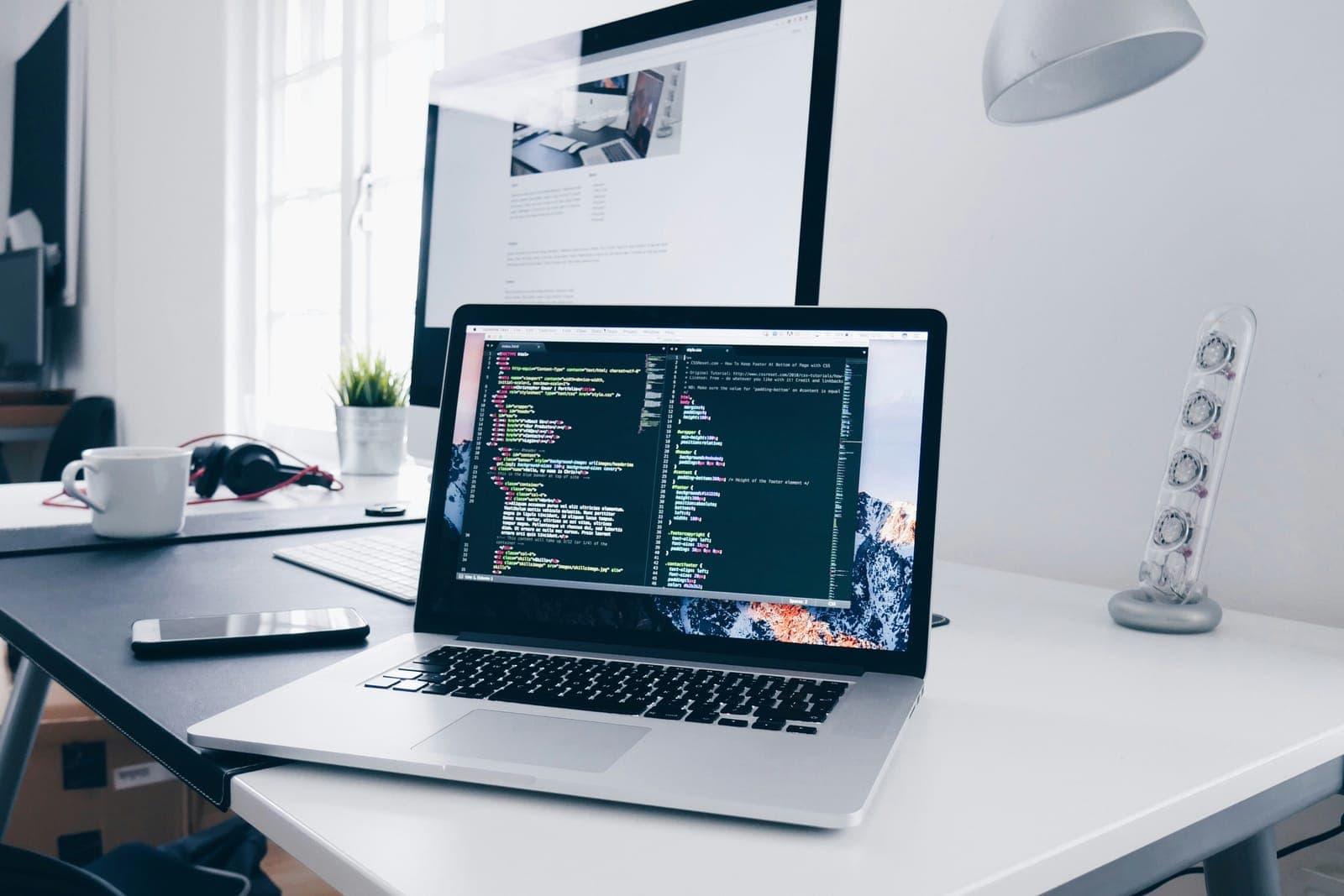 Poste de travail de développement logiciel, code affiché à l'écran.