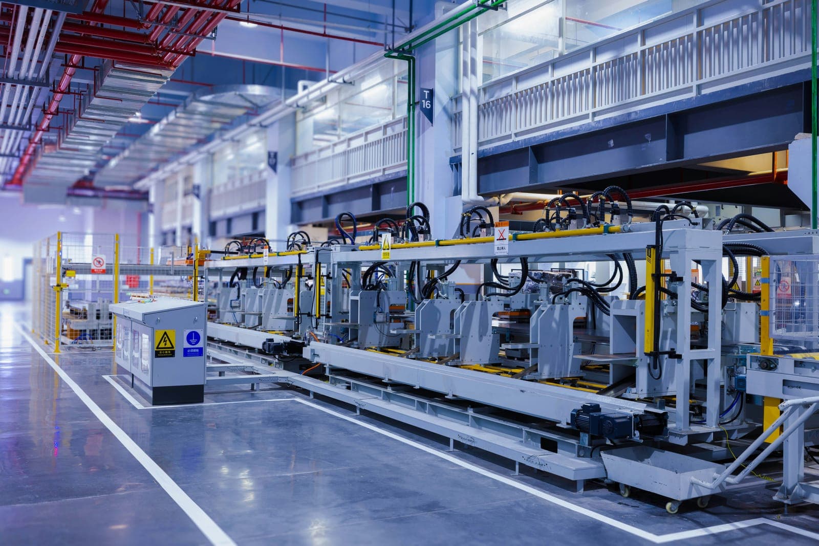 Ligne de production automatisée dans une usine de fabrication.