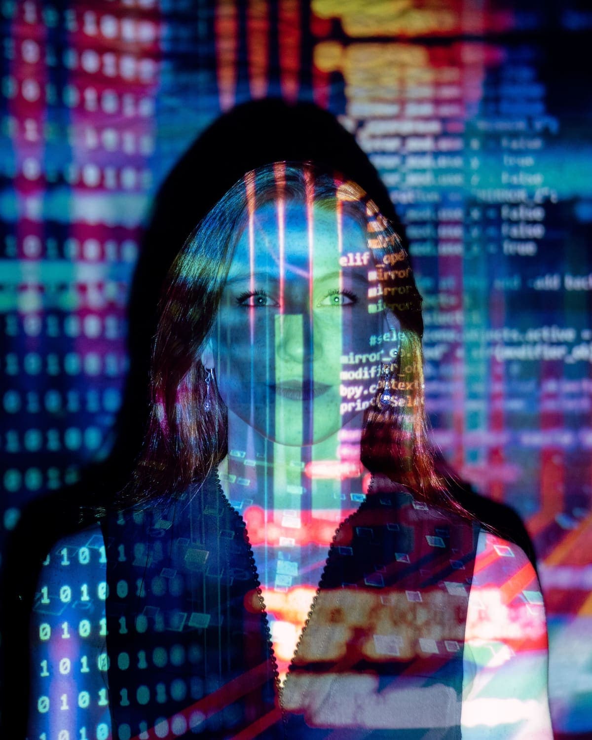 Portrait sur lequel sont projetés du code et des données binaires.