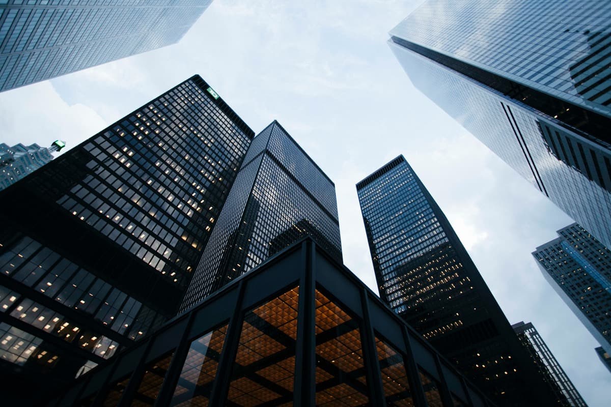 Tours de bureaux vitrées d'un quartier d'affaires canadien vues en contre-plongée.